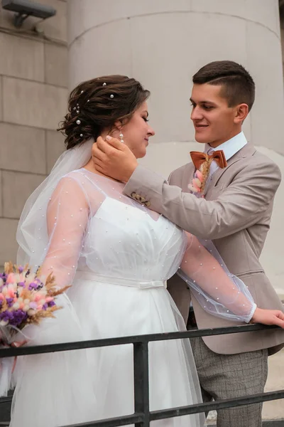 Enfrenta recém-casados felizes no pofil. A noiva e o noivo gentilmente olham um para o outro. Noivo e noiva. Família recém-nascida — Fotografia de Stock