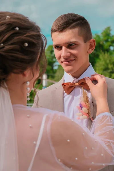 Pofil 'te mutlu yeni evliler. Gelin ve damat nazikçe birbirlerine bakıyorlar. Damat ve gelin. Yeni doğan aile — Stok fotoğraf