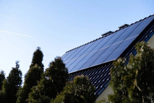 Nieuw ecologisch huis met zonnepanelen Alternatief voor conventionele energie. De batterij wordt opgeladen uit een zonnecel Advertentie Groene energie Duurzaam leven — Stockfoto
