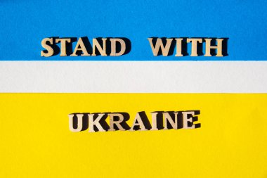 Kağıttan yapılmış Ukrayna ulusal bayrağı. Ukraine metni ile ayakta dur. Savaşı durdurun. Ukrayna 'daki savaşı bitirme kavramı. Ulusal sembol - mavi ve sarı. Rusya 'nın Ukrayna' yı işgal etmesine karşı savaş protestosu