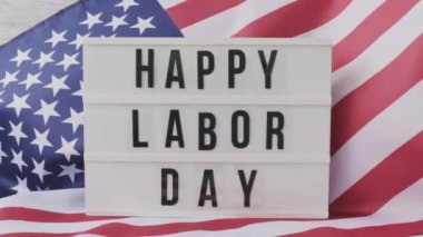Ağır çekim dalgalanan Amerikan Bayrağı Arkaplanı. Üzerinde 