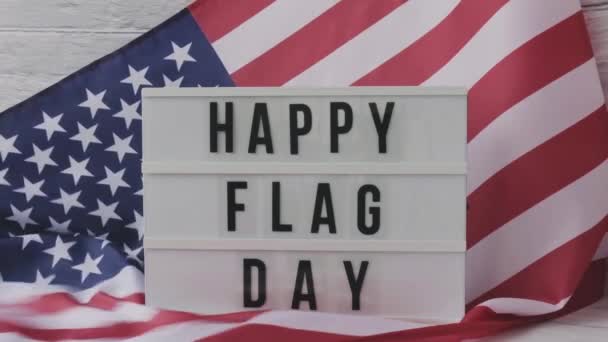 Αργή κίνηση κυματίζει αμερικανική σημαία φόντο. Φωτεινό κουτί με κείμενο HAPPY FLAG DAY Σημαία των Ηνωμένων Πολιτειών της Αμερικής. 4η Ιουλίου Ημέρα Ανεξαρτησίας. ΗΠΑ πατριωτισμός εθνική εορτή. Ο Ούσα περήφανος. — Αρχείο Βίντεο