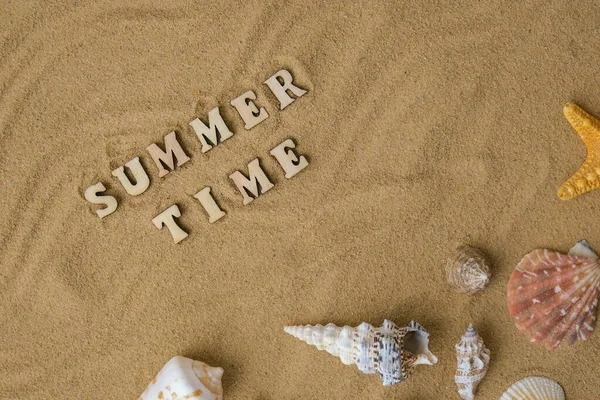 Samenstelling Met Tekst Summer Time Schelpen Kiezels Model Zandondergrond Blanco — Stockfoto