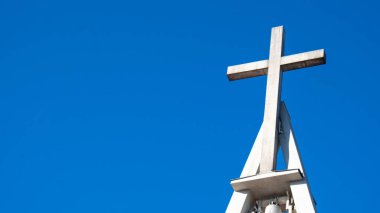 Hristiyan kilisesi mavi gökyüzünde çan ile kesişiyor. Dinin sembolü. Polonya 'daki Katolik kilisesi ve haçlı çan kulesi için alanı kopyalayın. Din ve Hristiyanlık