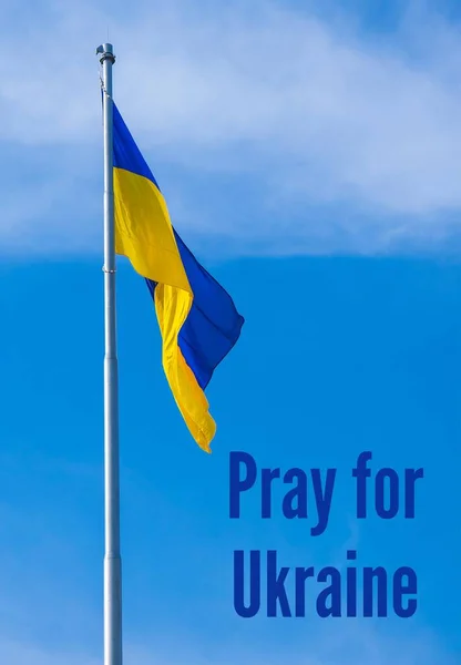 Ora Por Ucrania Texto Sobre Bandera Nacional Ucraniana Ondea Viento —  Fotos de Stock