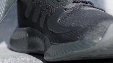 Kiev Ukrayna - Ekim 2021 Adidas kadın için koşan hızlı koşu ayakkabıları - illüstrasyon editörü Siyah Adidas Koşu botları. Çok uluslu şirket. Ürün çekimleri.