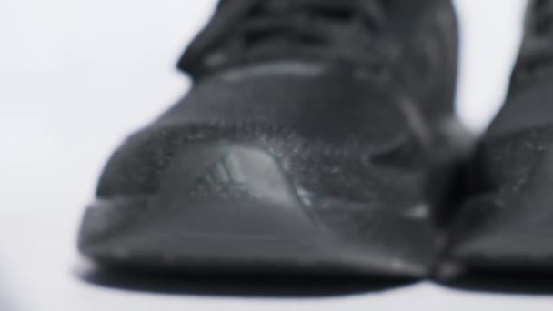 Kijev Ukrajna - október 2021 Fekete Adidas tornacipő forgó kijelzőn. Multinacionális cég. Termék felvételek. Adidas gyors futás cipő futás a nő - szemléltető szerkesztőség — Stock videók