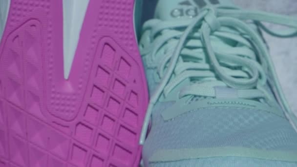 基辅乌克兰- 2021年10月蓝色阿迪达斯跑鞋。跨国公司。产品拍摄。阿迪达斯跑鞋女跑鞋-说明性社论 — 图库视频影像