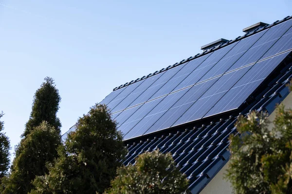 Nuova Casa Ecologica Con Pannelli Solari Alternativa All Energia Convenzionale — Foto Stock