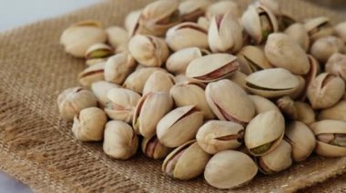 Çuvaldaki fıstıklar beton masada. Organik fıstık. Vegan Sağlıklı Besin Yüksek Protein. Beslenme düzeni. Fındık kavramı