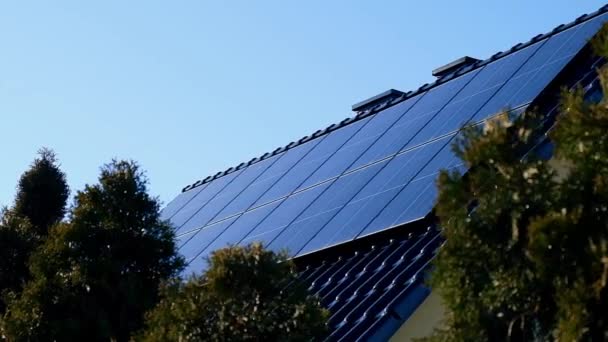 Новый экологический дом с солнечными панелями Альтернатива традиционной энергии. Батарея заряжена от солнечной батареи Реклама Зеленая энергия Устойчивая жизнь — стоковое видео