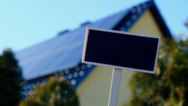 Blank Black cartellone contro la nuova casa ecologica con pannelli solari Empty modello mockup Etichetta lavagna alternativa all'energia convenzionale. La batteria viene caricata da una cella solare Pubblicità — Video Stock