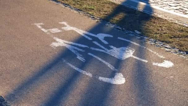 Cartel de bicicleta en la ciudad moderna, cartel de bicicleta en una calle. Calle pintada asfalto bicicleta carril signo blanco seguridad. — Vídeos de Stock