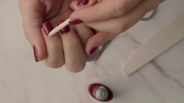 Profesyonel Moda Donanım Manikürü. Çivi hazırlama prosedürü. Kızıl sonbahar sonbahar tırnakları. Tırnak içi temizleyicisi. Tırnak törpüsü makası Üst Görünüm Evde kalıp manikür yapsana..