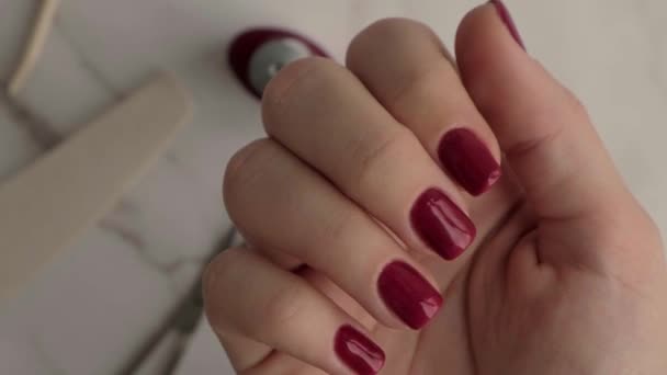 Professionelle trendige Hardware Maniküre. Verfahren zur Herstellung von Nägeln. Rote Herbstnägel. Nagelhautdrücker Entferner. Nagelfeilenschere von oben. Maniküre selbst machen und zu Hause bleiben. — Stockvideo