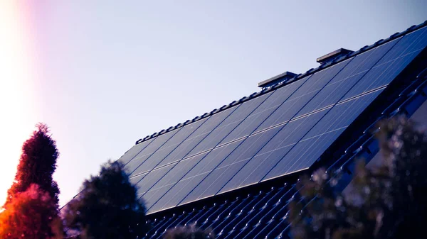 Nieuw Ecologisch Huis Met Zonnepanelen Alternatief Voor Conventionele Energie Batterij — Stockfoto