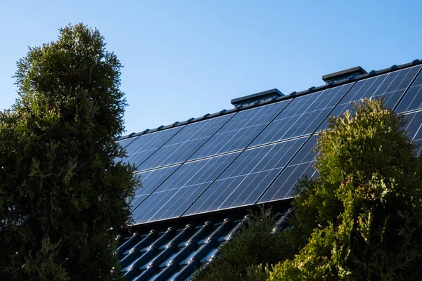 Nieuw Ecologisch Huis Met Zonnepanelen Alternatief Voor Conventionele Energie Batterij — Stockfoto