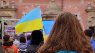 Gdansk Polonya Mart 2022 Savaşa karşı protesto gösterisi. Gdansk Polonya Avrupa 'sında savaş karşıtı Ukrayna bayrağı. Ukrayna 'yı destekle ve yanında ol. Polonya Ukrayna ile dayanışma içinde.