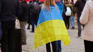 Gdansk Polonya Mart 2022 Savaşa karşı protesto gösterisi. Gdansk Polonya Avrupa 'sında savaş karşıtı Ukrayna bayrağı. Ukrayna 'yı destekle ve yanında ol. Polonya Ukrayna ile dayanışma içinde.