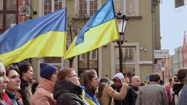 Gdansk Polonya Mart 2022 Savaşa karşı protesto gösterisi. Gdansk Polonya Avrupa 'sında savaş karşıtı Ukrayna bayrağı. Ukrayna 'yı destekle ve yanında ol. Polonya Ukrayna ile dayanışma içinde. — Stok video
