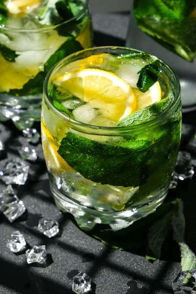 Μοτζίτο Δροσιστικό Κοκτέιλ Αλκοολούχο Ποτό Λεμονάδα Λεμόνι Και Φύλλα Δυόσμου — Φωτογραφία Αρχείου