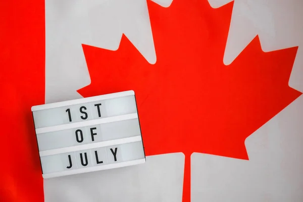 加拿大国旗The National Flag Canada 文字为1St July Canadian Flag或The Maple Leaf的闪电盒 — 图库照片