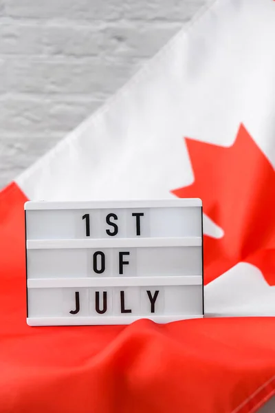 加拿大国旗The National Flag Canada 文字为1St July Canadian Flag或The Maple Leaf的闪电盒 — 图库照片