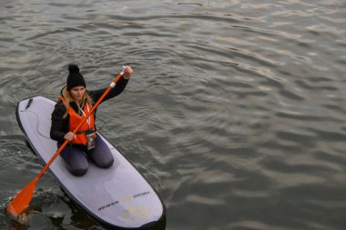 Gdansk Polonya Mart 2022 Sup sörfçüleri grubu ayağa kalkar, kadınlar eski şehir Gdansk Polonya 'da Motlawa nehri ve kanalında birlikte kürek çekerler. Turizm eğlencesi Aktif açık hava