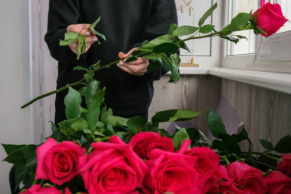 Florist Arranging Bouquet Pink Roses Close Florist Working Cutting Roses — Zdjęcie stockowe