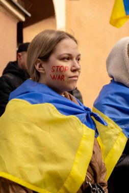 Gdansk Polonya Mart 2022 Yanak Savaşı Durdurun mesajıyla genç bir kadını üzdü. Rusya çatışması, Ukrayna 'daki savaş karşıtı Ukrayna bayrağını Gdansk Polonya Avrupa' da sergileyen askeri protestocular. Polonya