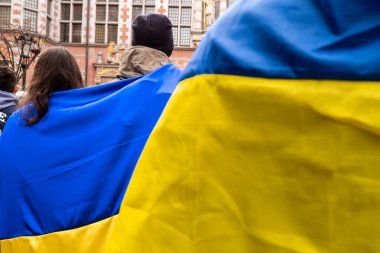 Gdansk Polonya Mart 2022 Savaşa karşı protesto gösterisi. Gdansk Polonya Avrupa 'sında savaş karşıtı Ukrayna bayrağı. Ukrayna 'yı destekle ve yanında ol. Polonya Ukrayna ile dayanışma içinde.