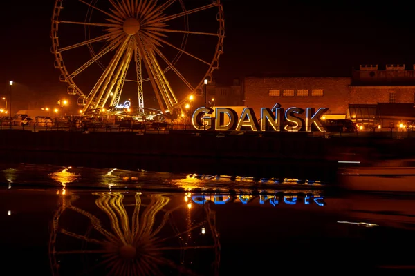 Gdansk Polen Mars 2022 Pariserhjul i den gamla staden Gdansk på natten Reflektion Blå och gula färger ukrainska flaggan i Gdansk Polen Europa. Stöd och stå med Ukraina — Stockfoto