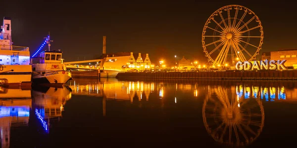 2022 년 3 월 폴란드 그단스크 (Gdansk Poland) 에서 밤에 구 도시 그단스크 (Gdansk) 의 페리스 휠 (Ferris wheel) 이 그단스크 (Gdansk Poland Europe) 에서 우크라이나 국기의 파란색 과 노란색을 반사한다. 우크라 이나를 지원하고 지원하다 — 스톡 사진