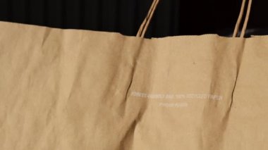 Orman dostu çanta 100 adet geri dönüşümlü ve yeniden kullanılabilir kağıt çanta. Kullanıcının bu çantayı geri dönüştürmesi ve bir çeşit ambalaj olarak kullanması için yazdırılmış bir rica. Sembol, kağıt ve karton olduğunu gösteriyor. Kavram