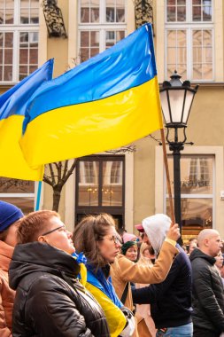 Gdansk Polonya Mart 2022 Savaşa karşı protesto gösterisi. Gdansk Polonya Avrupa 'sında savaş karşıtı Ukrayna bayrağı. Ukrayna 'yı destekle ve yanında ol. Polonya Ukrayna ile dayanışma içinde.