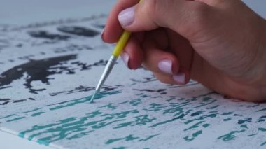 Sayılarla resim çekmek yaratıcı bir hobi. Yeni başlayanlar için resim yapmak. Kadın elleri tuvali boyuyor. Evde kilitli kalmak için boş zaman aktivitesi. Stres karşıtı bir fikir. Meditasyon, rahatlama konsepti