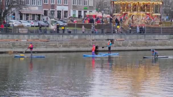 Danzica Polonia Marzo 2022 Gruppo di surfisti di sup stand up paddle board, le donne si alzano remare insieme nella città Motlawa fiume e canale nel centro storico Danzica Polonia. Attrazione turistica Attivo all'aperto — Video Stock