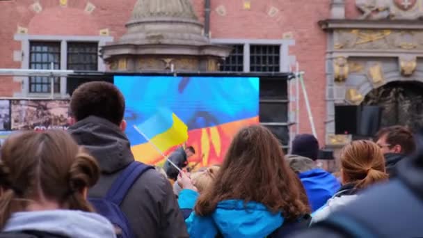 Danzig Polen März 2022 Protestkundgebung gegen den Krieg. Anti-Kriegs-Demonstration ukrainische Flagge in Danzig Polen Europa. Unterstützt und steht an der Seite der Ukraine. Polen solidarisiert sich mit der Ukraine — Stockvideo