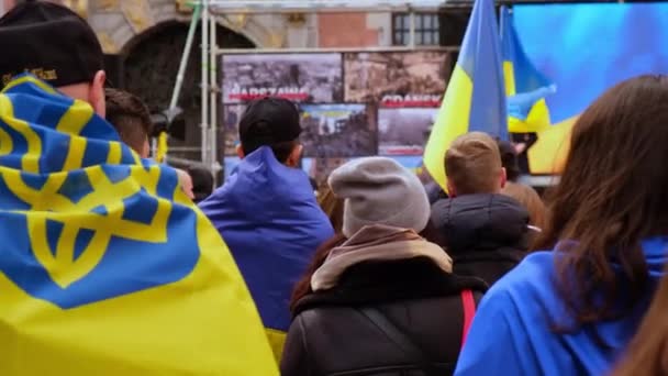 Gdansk Polonia Marzo 2022 Manifestación de protesta contra la guerra. Manifestación contra la guerra Bandera ucraniana en Gdansk Polonia Europa. Apoyar y apoyar a Ucrania. Polonia se solidariza con Ucrania — Vídeo de stock