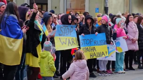 Gdansk Polen maart 2022 Protestmanifestatie tegen oorlog. Anti-oorlogsdemonstratie Oekraïense vlag in Gdansk Polen Europa. Steun en blijf bij Oekraïne. Polen is solidair met Oekraïne — Stockvideo