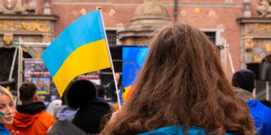 Gdansk Polonya Mart 2022 Savaşa karşı protesto gösterisi. Gdansk Polonya Avrupa 'sında savaş karşıtı Ukrayna bayrağı. Ukrayna 'yı destekle ve yanında ol. Polonya Ukrayna ile dayanışma içinde.