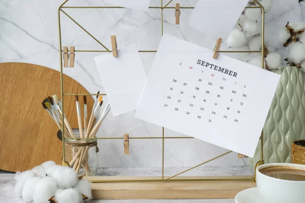 EYLÜL CALENDAR Kart ve posterleri şebeke panosundaki gibi. Uzayı kopyala Merkez ofis masaüstü. Serbest blog yazarlarının işyeri. Fırçalar ve palet araçları yaratıcı
