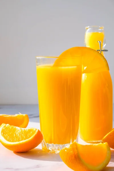 Bouteille Verre Jus Orange Frais Pressant Avec Des Fruits Tranchés — Photo