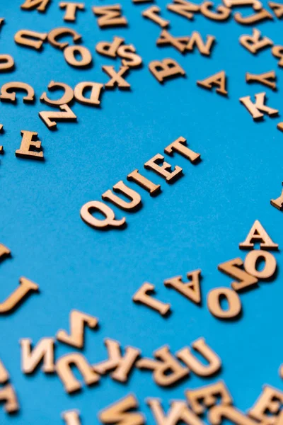 Λέξη Quiet Κατασκευασμένο Από Ξύλινα Γράμματα Φωτεινό Μπλε Φόντο Παρακινητικές — Φωτογραφία Αρχείου