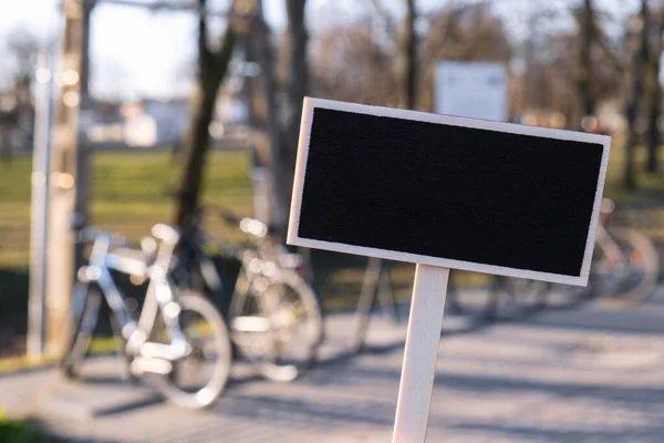 Töm Mockup Mall Blackboard Etikett Mot Defocused Bakgrund Cykeldelning Station — Stockfoto