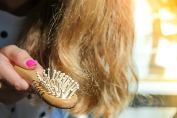 Tarakta Saç Dökülmesi Bir Tutam Saçla Masaj Ahşap Fırçası Büyüme — Stok fotoğraf