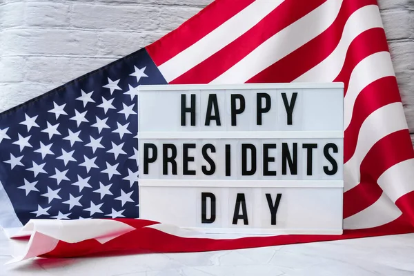 Amerikan bayrağı. Amerika Birleşik Devletleri Bayrağı 'nın Mutlu Günler Günü yazılı ışık kutusu. 4 Temmuz Bağımsızlık Günü. Amerikan vatanseverliği ulusal bayramı. Usa gurur duyuyor. Özgürlük kavramı