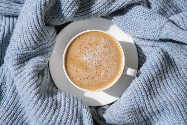 Λευκό Φλιτζάνι Πρωινό Καφέ Μπλε Πουλόβερ Φόντο Άνετο Σπίτι Έννοια — Φωτογραφία Αρχείου