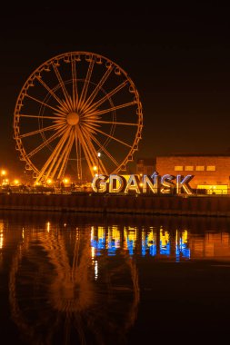 Gdansk Polonya Mart 2022 gece eski Gdansk kasabasında Gdansk Polonya Avrupa 'sında Ukrayna bayrağının mavi ve sarı renkleri. Ukrayna 'yı destekle ve destekle