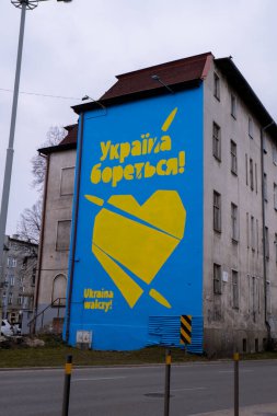 Gdansk Polonya Mart 2022 UKRAINE Dövüş Metni GRAFFITI Ukrayna bayrak renklerinde büyük bir kalple. Polonya, Gdansk Avrupa Dayanışması ve Ukrayna 'ya destek